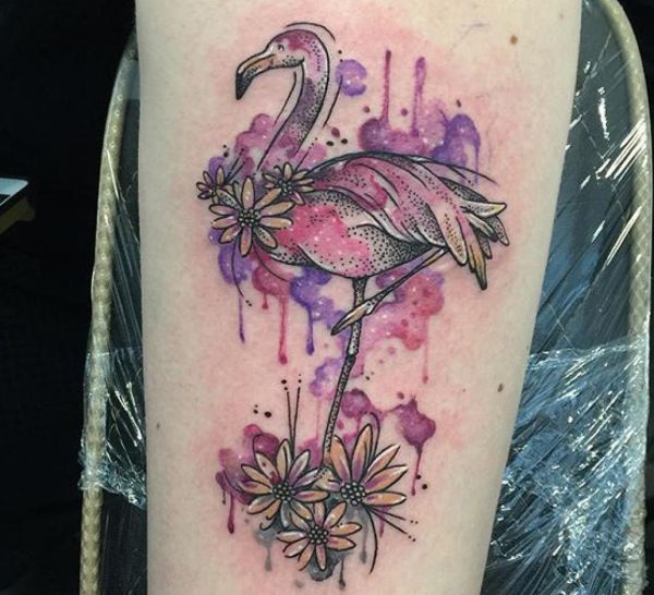 Aquarell Flamingo Tattoo mit Blumen für das Bein