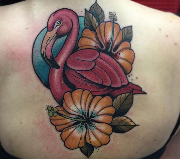 Flamingo Tattoo mit Blumen am Rücken Frau