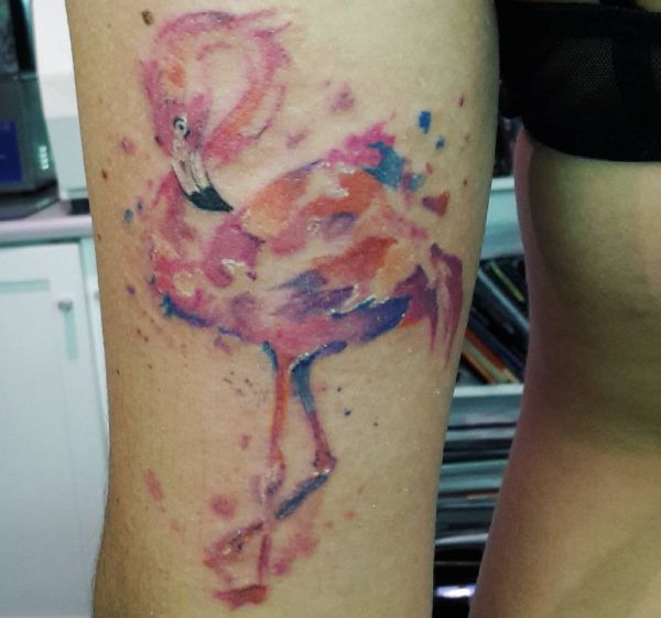 Aquarell Flamingo Tattoo am Oberschenkel
