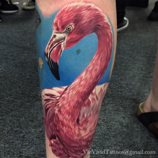 Flamingo Tattoo Realistisch am Unterschenkel