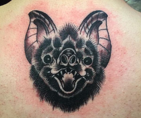 Fledermaus Tattoo am Rücken
