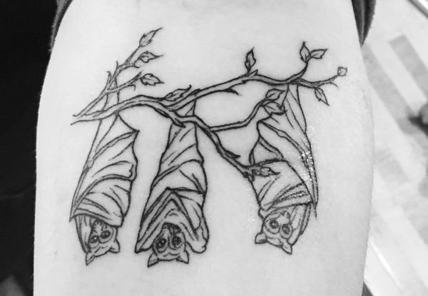 Fledermaus Tattoo auf Oberarm