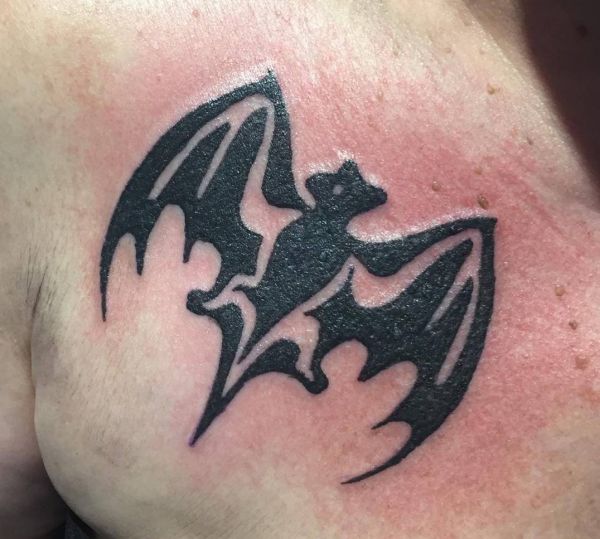 Bacardi Fledermaus Tattoo auf Brust