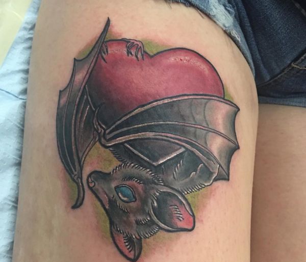 Fledermäuse mit Herz Tattoo am Oberschenkel für Frau