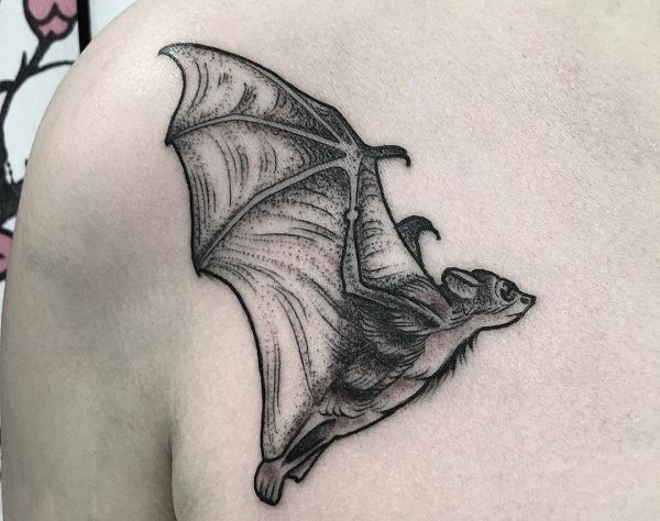 Fledermaus Tattoo auf der Brust der Männer
