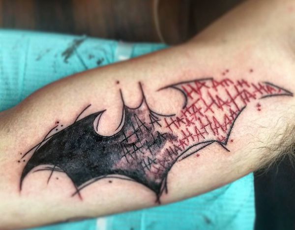 Fledermaus Tattoo am Oberarm