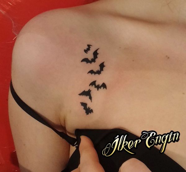 Fledermausschwarm Tattoo auf der Brust für Frau