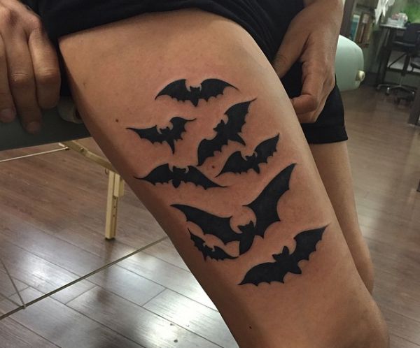 Fledermausschwarm Tattoo am Unterschenkel für Frau