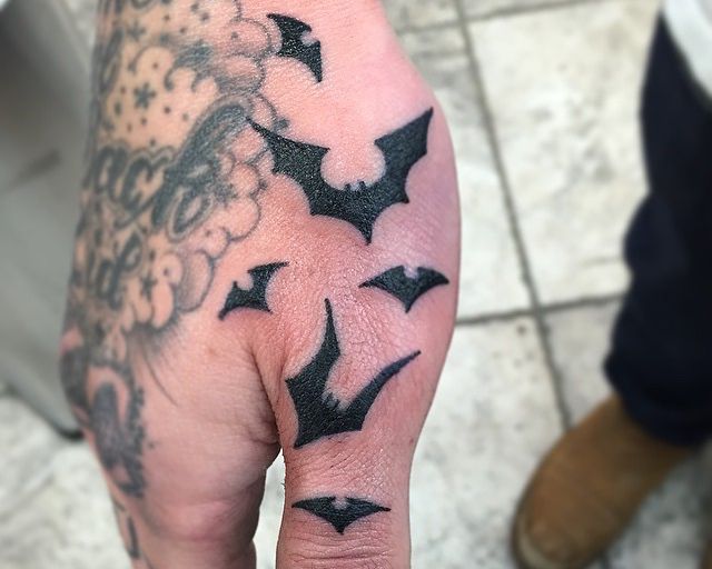 Fledermaus Tattoo auf Hand