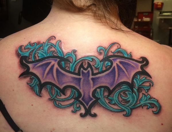 Tribal Fledermaus Tattoo am Rücken für Frau