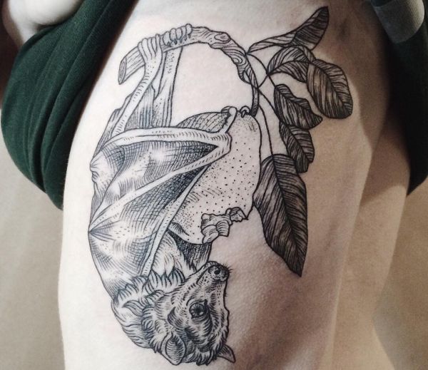 Fledermaus Tattoo Bilder am Oberschenkel