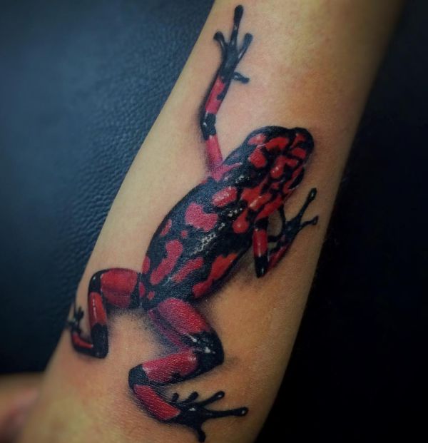 Frosch Tattoo Design am Unterarm rot und Schwarz