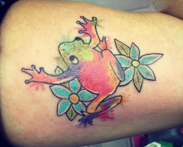 Aquarell Tattoo Frosch Design mit Blumen am Oberschenkel