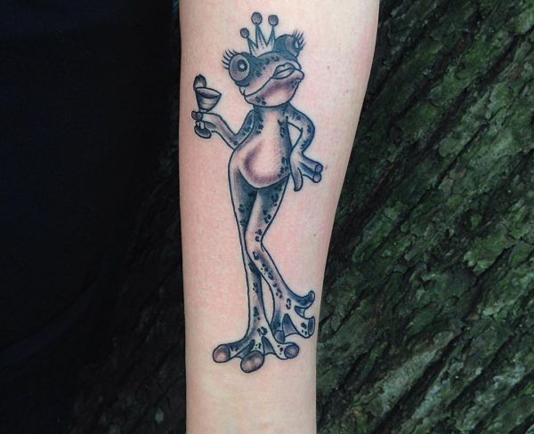 Comic Tattoo Frosch Design auf dem Arm