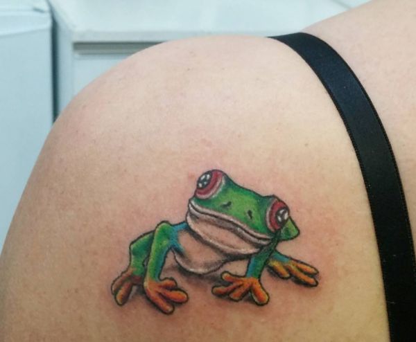 Schöne Frosch Tattoo am Schulterblatt für Frau