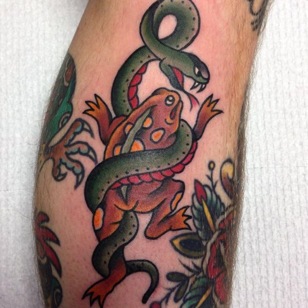 Frosch mit Schlange Tattoo auf dem Arm
