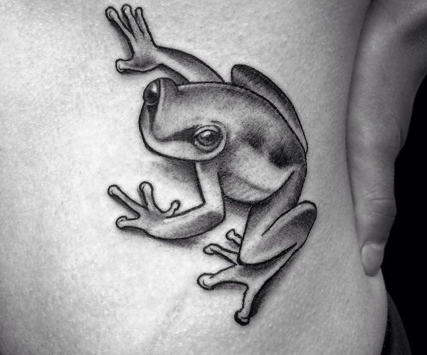 3D Frosch Tattoo Design am Rippenbogen Schwarz und weiß