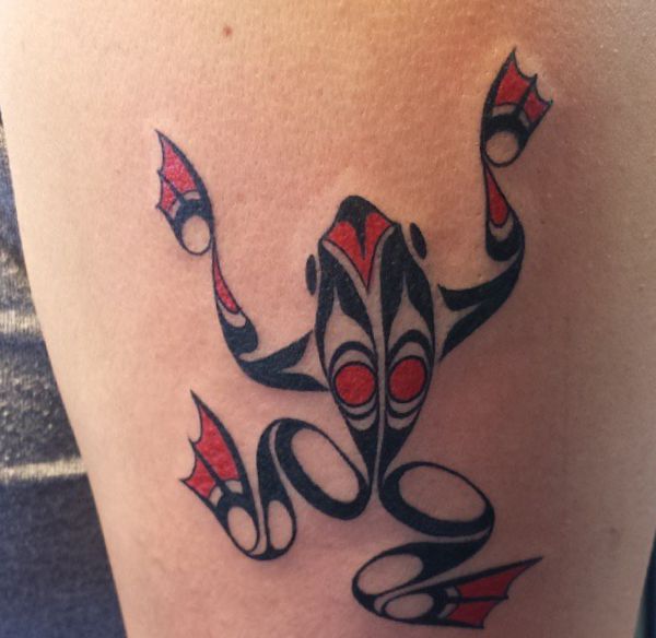 Haida Frosch Tattoo Design am Oberschenkel