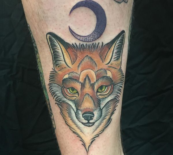Fuchs Kopf mit Halbmond auf dem Arm