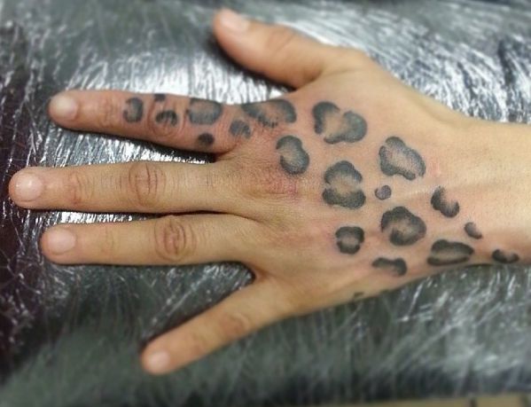 Gepard Muster auf Hand und Finger