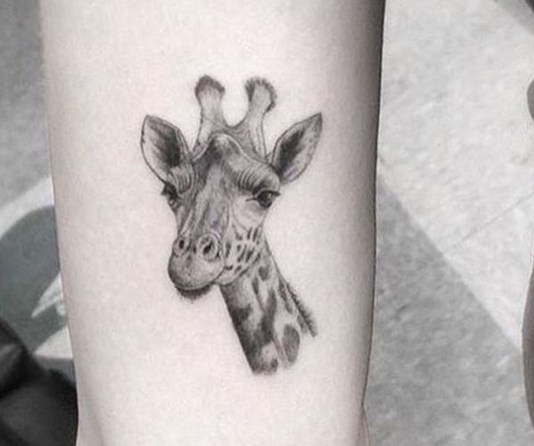 Giraffenkopf Tattoo Design am Unterarm