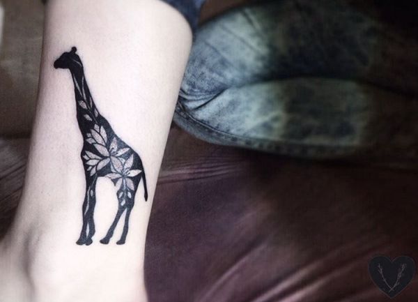 Giraffe Tattoo Design mit Blumen am Unterschenkel