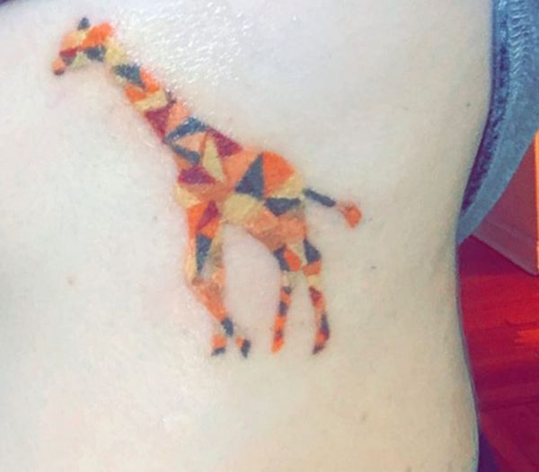 Bunte Giraffe Tattoo Design am Rippenbogen