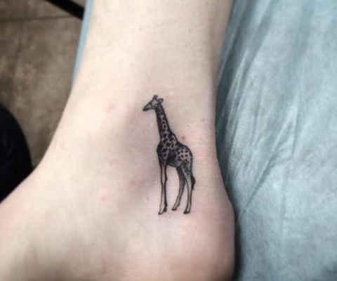 Kleiner Giraffe Tattoo Design am Knöchel
