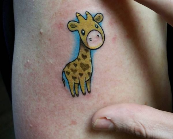Cartoon Giraffe Tattoo Design mit Herz