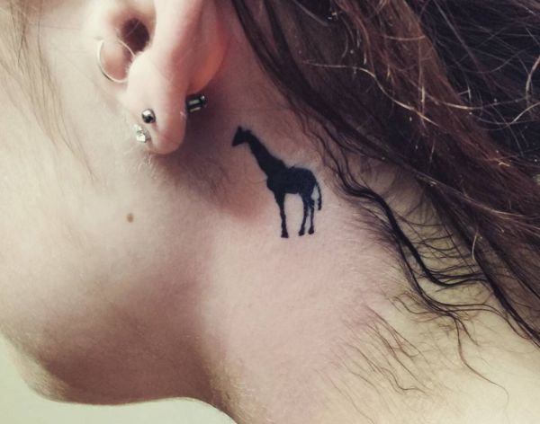 Giraffe Tattoo Design hinter dem Ohr