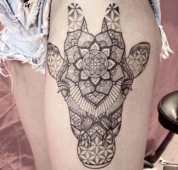 Mandala Giraffenkopf Tattoo Design am Oberschenkel
