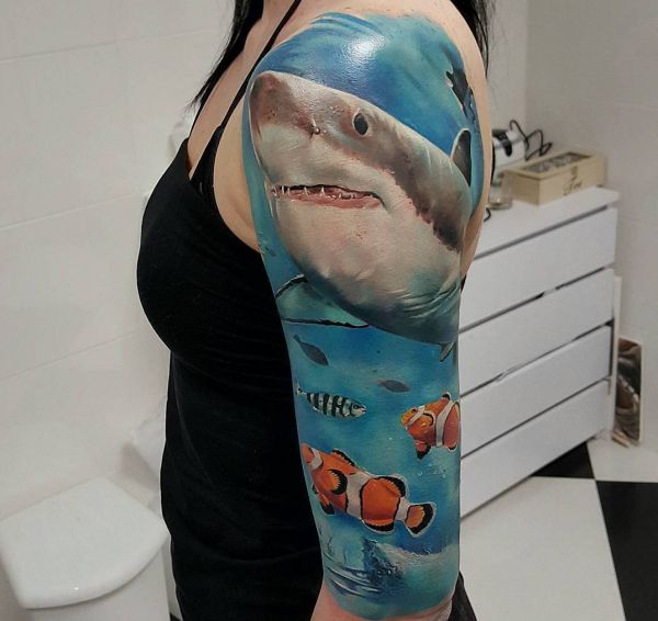3D Hai Tattoo Realistisch auf dem Arm Frau