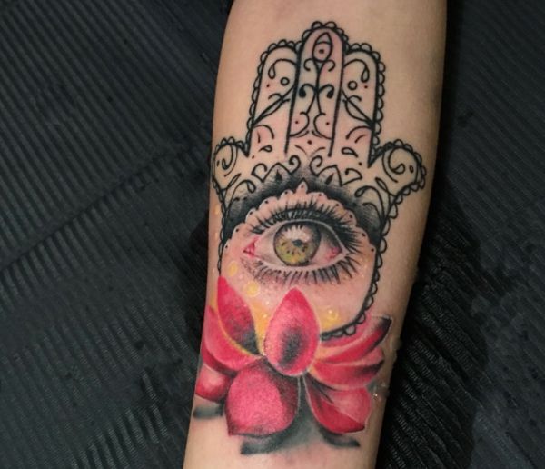 Hamsa Hand mit Lotusblüte Design auf dem Arm