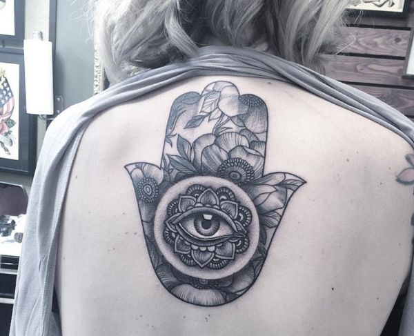 Hamsa Hand mit Blumen Tattoo Design am Rücken