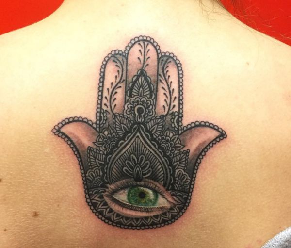 Hamsa Hand mit grüne Auge Tattoo Design am Rücken