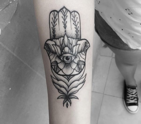 Hamsa Hand Tattoo Design am Unterarm