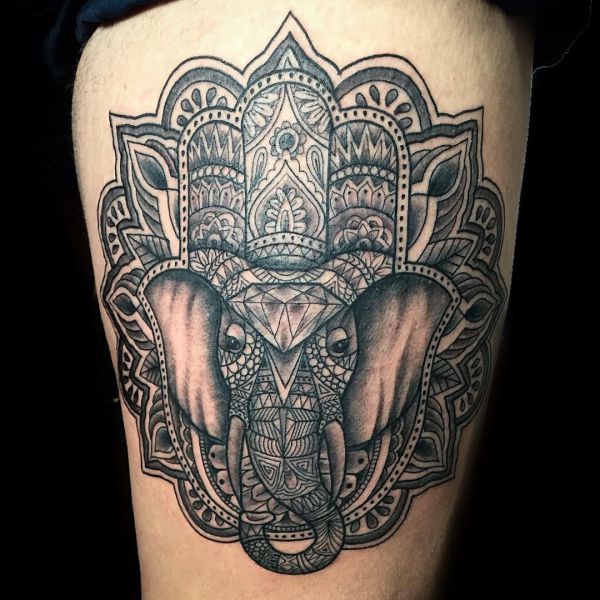 Mandala Hamsa Hand und Elefant Design am Oberschenkel
