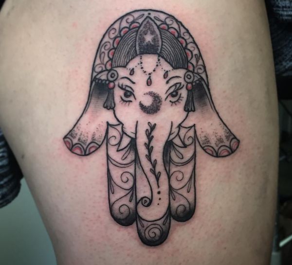 Hamsa Hand und Elefant Tattoo Design am Oberschenkel