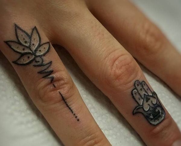 Lotusblüte und Hamsa Hand Tattoo Design auf Finger