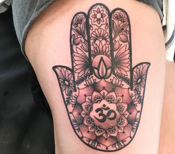 Hamsa Hand Tattoo Design am Oberschenkel