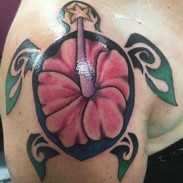 Hibiskus mit Schildkröte Schulter Tattoo