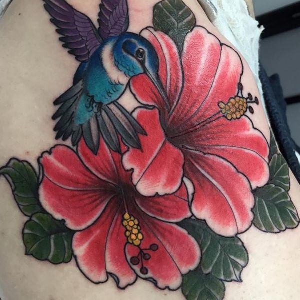 Kolibri Tattoo mit Hibiskus