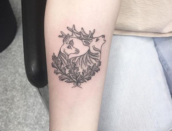 Kleiner Hirsch Tattoo Design am Unterarm
