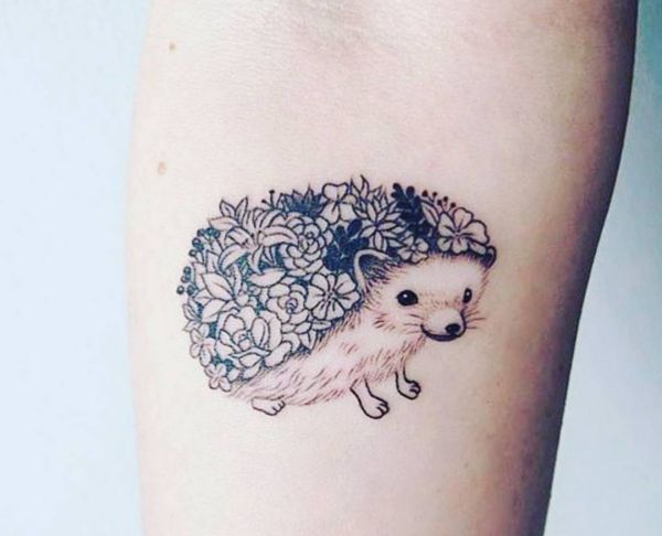 Kleiner Igel mit Blumen Tattoo Design am Unterarm