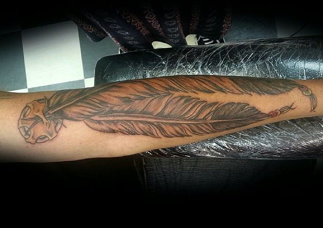 Indianer Feder Tattoo am Unterarm