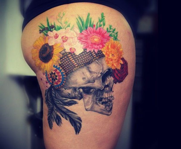 Indianer Skull mit Federn und Blumen Tattoo auf der Hüfte für Frauen