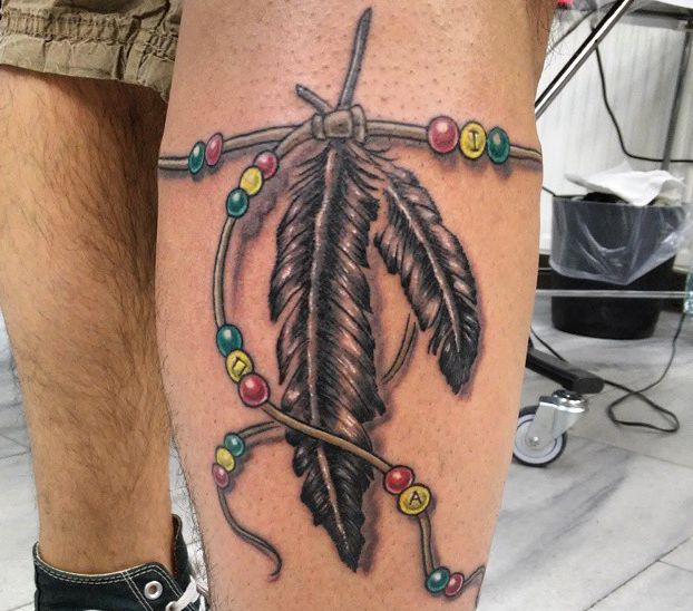 Indianer Armband Feder Tattoo am Unterschenkel
