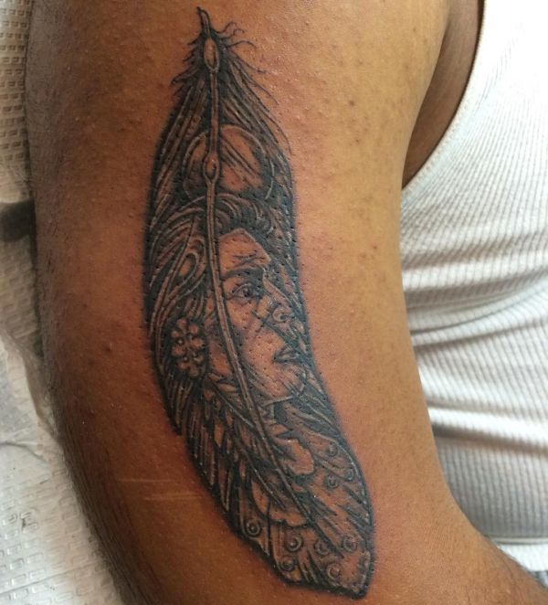 Indianer Feder Tattoo Ideen am Oberarm der Männer