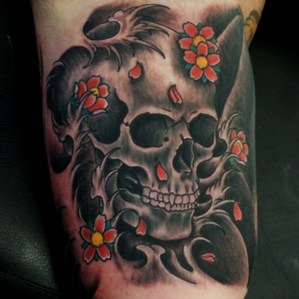 Japanischer Totenkopf und Blumen Tattoo Design