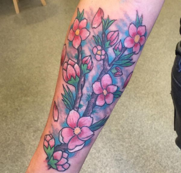 Japanische Kirschblüte Tattoo am Unterarm
